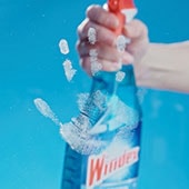 Limpieza de manchas en vidrio con Windex